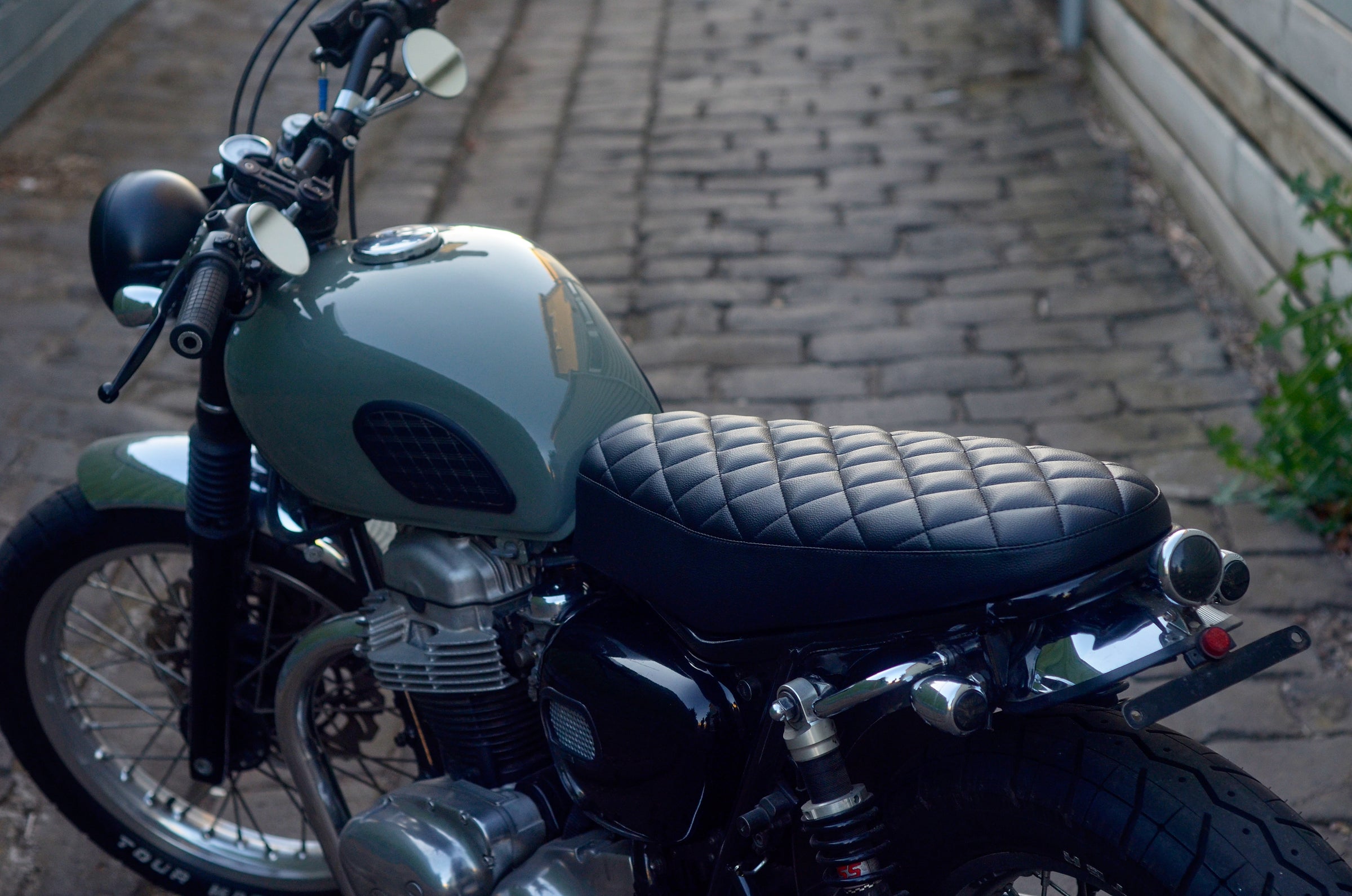 W650 / 800 Seat | Majestic Moto